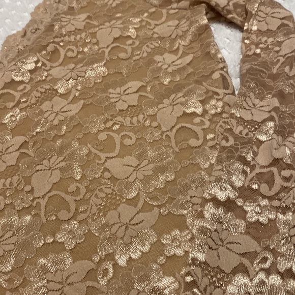 Beautiful one sleeve lace dress - Picture 2 of 3